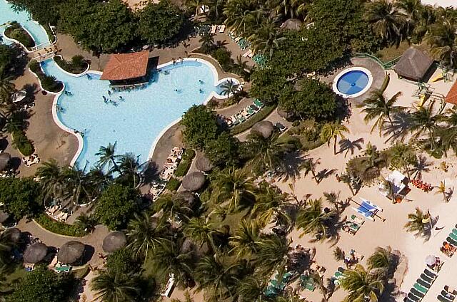 Mexique Playa del Carmen Riu Playacar La piscine est situé assez près de la plage.  A droite en haut, la piscine des enfants près du mini-club.