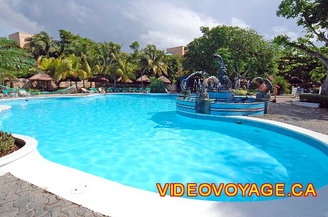 Mexique Playa del Carmen Riu Playacar On the other side of the fountain.