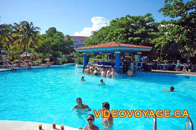 Mexique Playa del Carmen Riu Playacar Le bar dans la pisicne, avec un comptoir dans la piscine et un comptoir à l'extérieur de la piscine. 