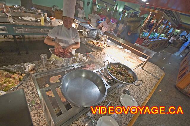 Mexique Playa del Carmen Riu Playacar Dishes cooked in front of you and grills.