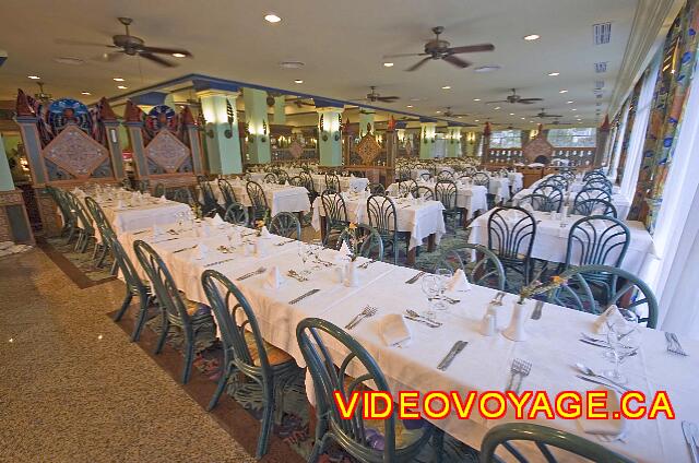 Mexique Playa del Carmen Riu Playacar Une salle à manger climatisé.  La portion la plus importante de la salle à manger.