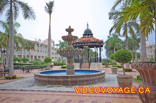 Mexique Playa Del Carmen Palace Riviera Maya A fountain on the terrace.