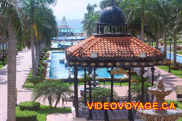 Mexique Playa Del Carmen Palace Riviera Maya The pool bar in the background.