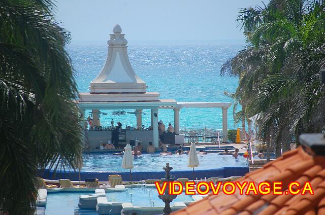 Mexique Playa Del Carmen Palace Riviera Maya The pool bar and beach.