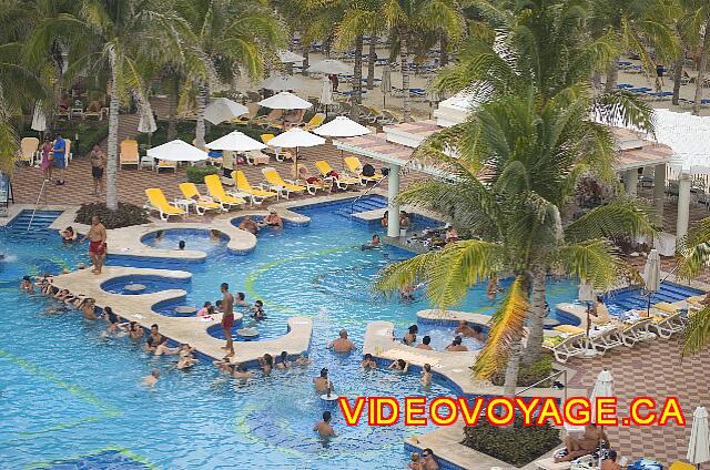 Mexique Playa Del Carmen Palace Riviera Maya With 2 jacuzzis and tables in the pool around the bar.