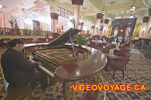 Mexique Playa Del Carmen Palace Riviera Maya The pianist in the evenings.