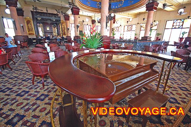 Mexique Playa Del Carmen Palace Riviera Maya The lobby bar is very large.