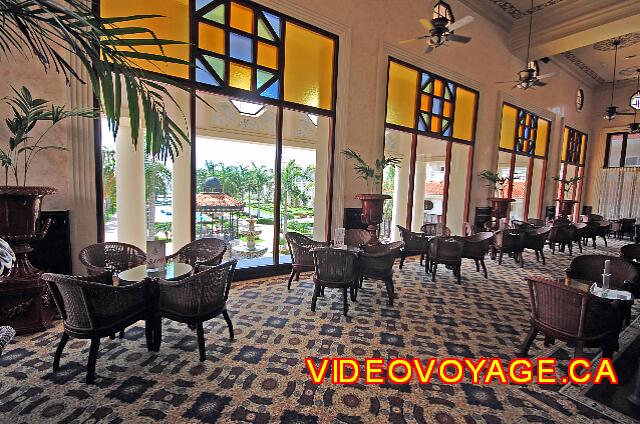 Mexique Playa Del Carmen Palace Riviera Maya The Lobby bar with tables on the side windows that have a view on the site.