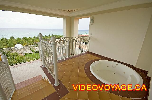 Mexique Playa Del Carmen Palace Riviera Maya Le jacuzzi au second balcon avec vue océan.  L'escalier en calimaçon n'est pas facile d'accès pour les personnes avec un handicape.