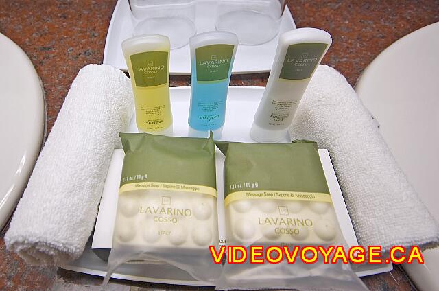 Mexique Playa Del Carmen Palace Riviera Maya Les produits de soins personnel tel que savon et shampooing avec débarbouillettes.