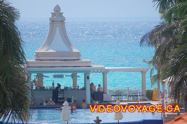 Mexique Playa Del Carmen Palace Riviera Maya La piscine hors terre et le bar de la piscine principale.