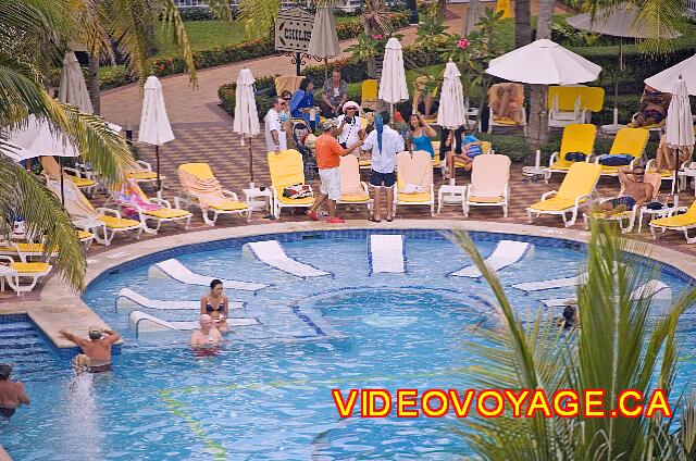 Mexique Playa Del Carmen Palace Riviera Maya Aux extrémités de la piscine, des chaises longues dans la piscine.