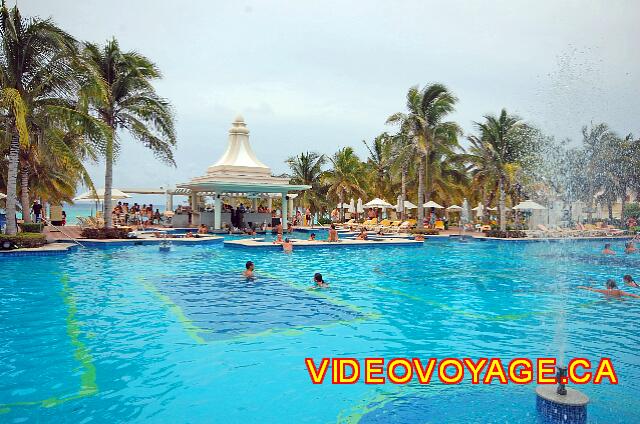 Mexique Playa Del Carmen Palace Riviera Maya Avec des jets d'eau dans la piscine.