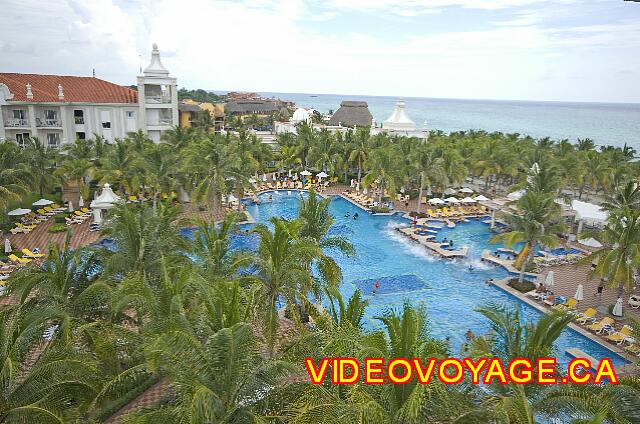 Mexique Playa Del Carmen Palace Riviera Maya A fairly large pool with a bar in the pool.