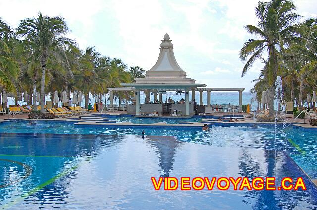 Mexique Playa Del Carmen Palace Riviera Maya Le bar de la piscine principale.