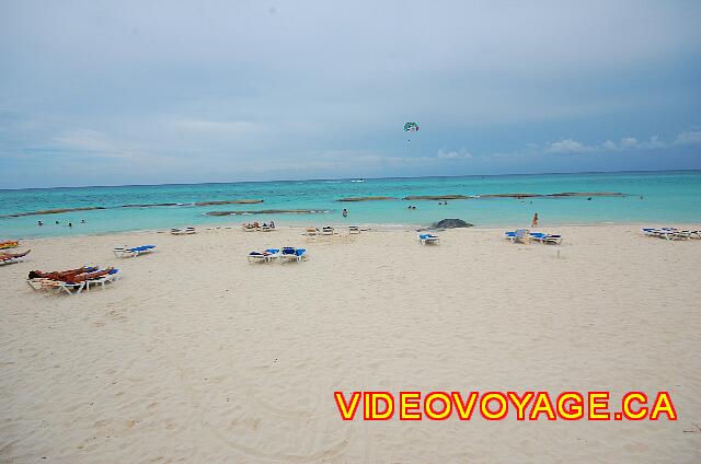 Mexique Playa Del Carmen Palace Riviera Maya Una playa con unas cuantas tumbonas pero no hay sombrillas.