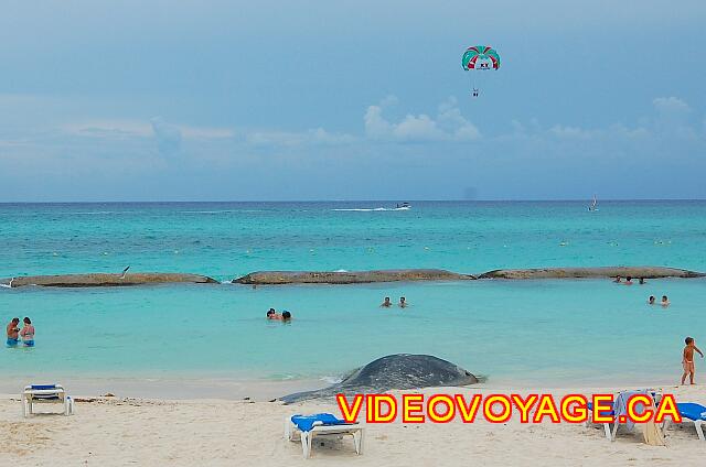 Mexique Playa Del Carmen Palace Riviera Maya A day with a calm sea. We can see an old black bag of sand on the beach.