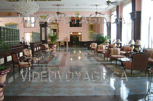 Mexique Playa Del Carmen Palace Riviera Maya De nombreux sofas dans le Lobby.