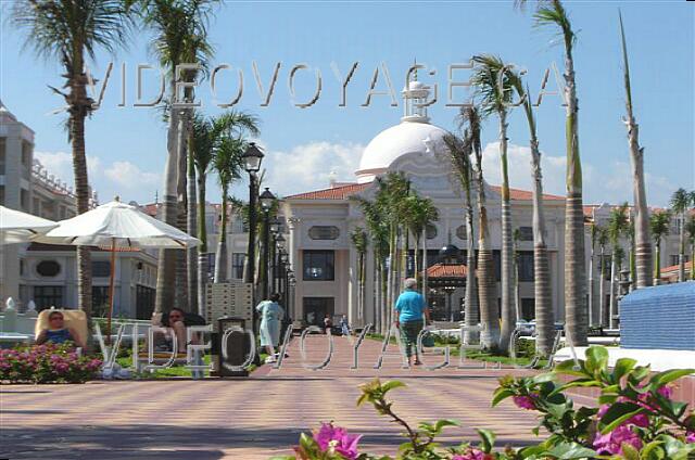 Mexique Playa Del Carmen Palace Riviera Maya The rear of the lobby with the dome.