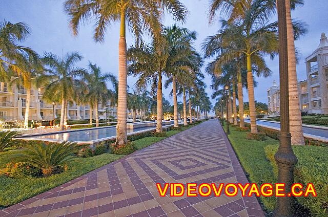 Mexique Playa Del Carmen Palace Riviera Maya The path to get to the beach at night.