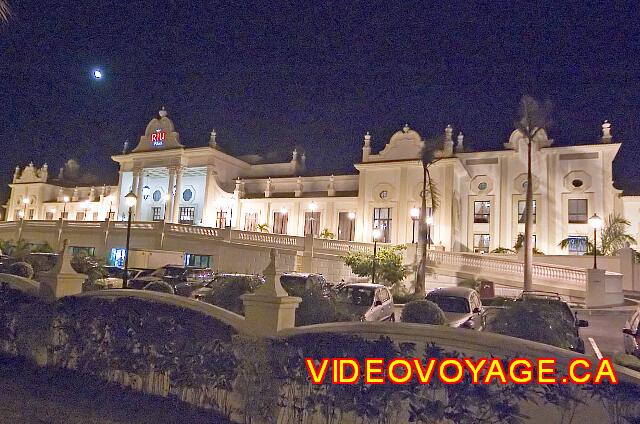 Mexique Playa Del Carmen Palace Riviera Maya The lighting in the evening benefit the hotel.