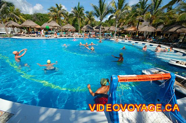 Mexique Playa del Carmen Riu Yucatan Water polo in the pool.