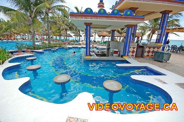 Mexique Playa del Carmen Riu Yucatan With many tables in the pool.