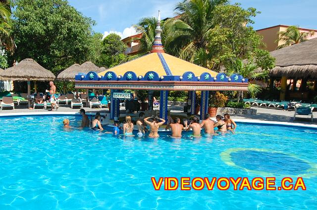 Mexique Playa del Carmen Riu Yucatan A bar directly in the other pool.