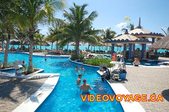 Mexique Playa del Carmen Riu Yucatan The beginning of the second pool, the place scuba diving lessons, a second bar to the right in a separate basin.