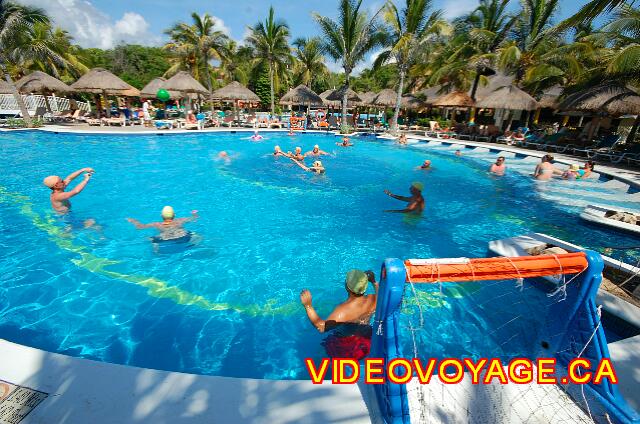 Mexique Playa del Carmen Riu Yucatan A swimming pool with entertainment and lounge chairs in the pool.