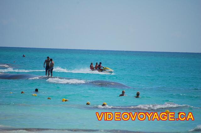 Mexique Playa del Carmen Riu Yucatan The row of bags into the sea can cut the waves. Here a quiet day.