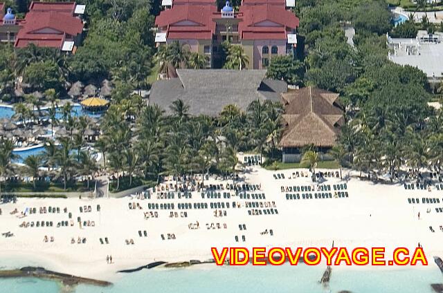 Mexique Playa del Carmen Riu Yucatan A large number of sun loungers and beach restaurant.