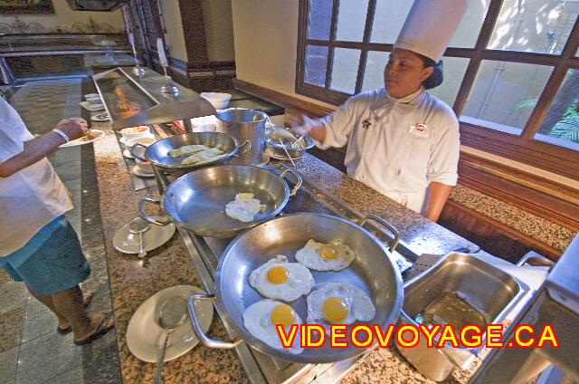 Mexique Playa del Carmen Riu Yucatan A cooking station with eggs.