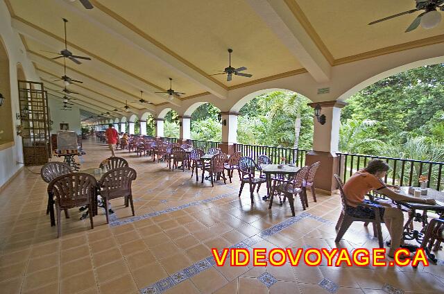 Mexique Playa del Carmen Riu Yucatan Una terraza exterior de largo.