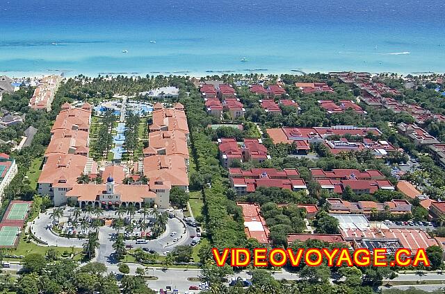 Mexique Playa del Carmen Riu Yucatan The buildings on the boulevard are administrative buildings.