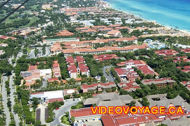 Mexique Playa del Carmen Riu Yucatan In the center of the photograph, a few buildings that habritent rooms before the Lobby.