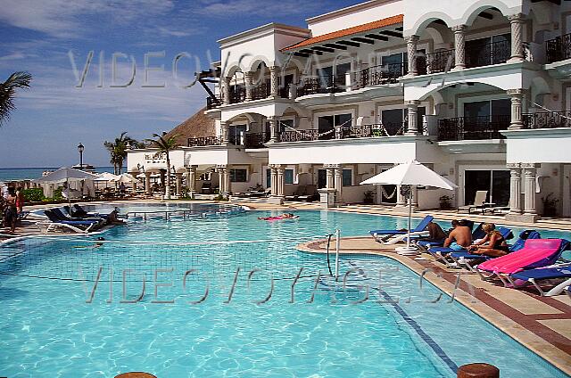 Mexique Playa Del Carmen Royal Playa del Carmen Una red de voleibol en la piscina cerca de la playa.