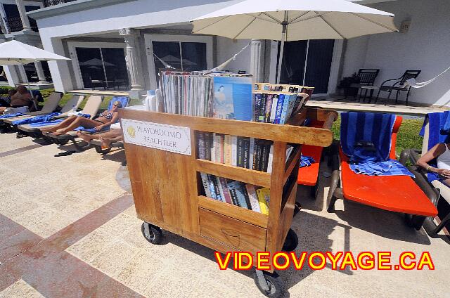 Mexique Playa Del Carmen Royal Playa del Carmen Une bibliothèque ambulante autour de la piscine.