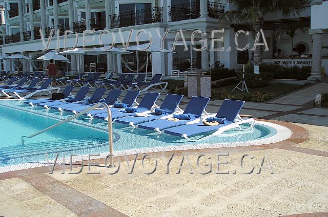 Mexique Playa Del Carmen Royal Playa del Carmen Avec des chaises longues dans la piscine.