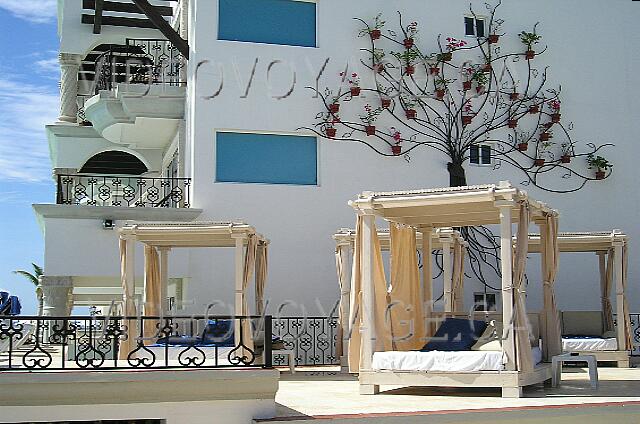 Mexique Playa Del Carmen Royal Playa del Carmen With a small roof to keep out the sun.