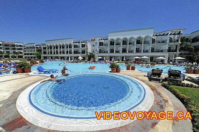 Mexique Playa Del Carmen Royal Playa del Carmen A large Jacuzzi in the pool.