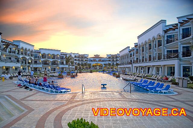 Mexique Playa Del Carmen Royal Playa del Carmen The reflection of the sun in the pool.