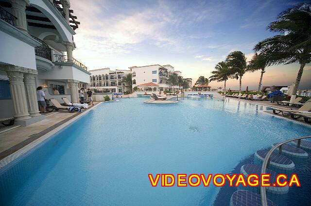 Mexique Playa Del Carmen Royal Playa del Carmen La piscine entre la plage et l'hôtel, avec quelques chambres qui ont un accès direct à la piscine par la terrasse.