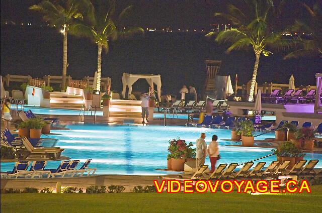 Mexique Playa Del Carmen Royal Playa del Carmen Customers like to walk around the pool at night.