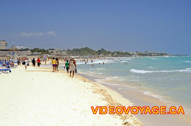 Mexique Playa Del Carmen Royal Playa del Carmen La plage en direction nord, il y a beaucoup de passant sur la plage.