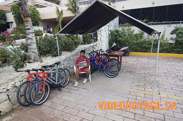 Mexique Puerto Aventuras Dreams Puerto Aventura A l'entrée de l'hôtel, des bicyclettes sont disponibles.