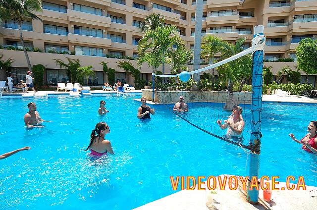 Mexique Puerto Aventuras Dreams Puerto Aventura Le volleyball dans la piscine principale est populaire.