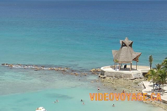 Mexique Puerto Aventuras Dreams Puerto Aventura Le gazebo pour le mariage, sur la pointe de l'océan.