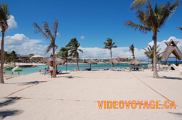 Mexique Puerto Aventuras Dreams Puerto Aventura Le terrain de volleyball sur le sable.  Le sable est dur, il y a seulement entre 2 et 5 centimètres de sable d'épaisseur avant d'atteindre la rache.