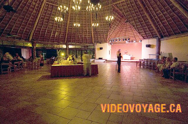 Mexique Puerto Aventuras Dreams Puerto Aventura El restaurante El Patio se transforma en una discoteca por la noche.